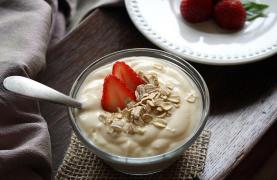 Alimente care te scapă de durerile menstruale. Ciocolata și iaurtul, pe listă