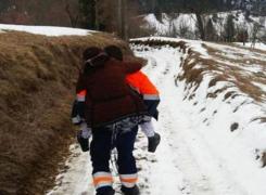 Un ambulanţier din Alba a cărat o pacientă în spate pentru că drumul era acoperit cu noroi şi zăpadă (Foto)