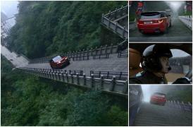 Provocare imposibilă în munţii Tianmen, din China! Un Range Rover înclinat la 45 de grade urcă 999 de  trepte, la 1.500 m altitudine (Video)
