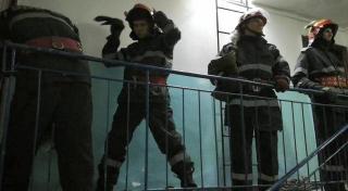 Pompierii constănţeni în alertă, după ce un copil a fost văzut ieşit pe geam, la etajul 4