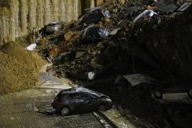 Dezastru la Roma! Un crater imens format din senin pe şosea a produs haos în jur. Maşini înghiţite şi zeci de familii evacuate