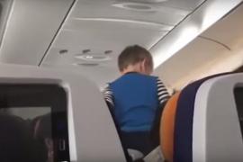 Pasagerii unui zbor, "terorizaţi" timp de 8 ore de țipetele unui copil de 3 ani. "Chemaţi un exorcist!" | Video şocant