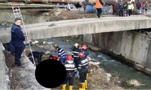 Un bărbat a murit într-un mod înfiorător la Petroşani, din cauza telefonului mobil. El a căzut în cap într-un pârâu