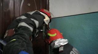 Băieţelul de 5 ani din Constanţa, care era să cadă pe geam de la etajul 4, preluat de Protecţia Copilului