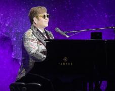 Elton John, lovit puternic în timpul unui concert | Video cu momentul atacului