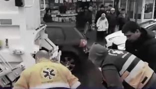 Femeie lovită de o maşină de gunoi, cu picioarele rupte, manevrată greşit de echipajul de Ambulanţă: "Facem tot posibilul ca aceste cazuri să nu mai fie"