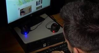 Tânăr din Neamţ, arestat după ce ar fi forţat peste 30 de fete să-i trimită poze şi filmuleţe în ipostaze indecente