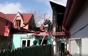 Incendiu violent la Caracal, trei case cuprinse de foc. O victimă a fost dusă de urgenţă la spital (Video)