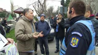 Scandal în faţa Palatului Cotroceni, la protestul "portocalelor". Jandarmii au intervenit (Video)