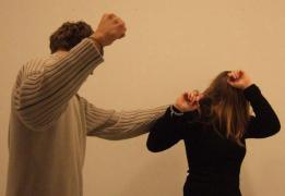 Un braşovean şi-a snopit iubita în bătaie chiar  de Ziua îndrăgostiţilor şi a încuiat-o în casă