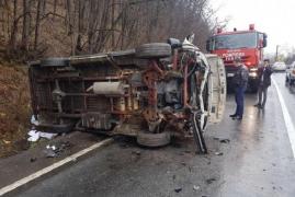 Microbuz răsturnat pe DN 7! Trei persoane se aflau în autovehicul