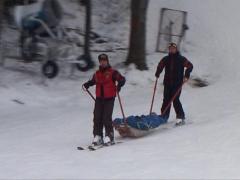 Accident grav pe Pârtia Nouă, la Sinaia. Un snowboarder a spulberat un turist care schia și l-a abandonat în zăpadă