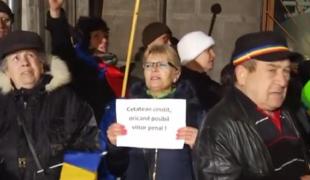 Protest cu scandal în faţa sediului DNA. Se cere demisia Laurei Codruţa Kovesi