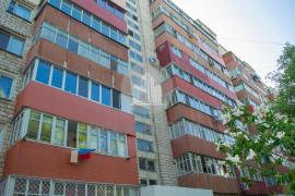 Triplă tragedie. I-a trimis mesaj naşului să aibă grijă de bebeluş, şi-a ucis soţia, apoi a sărit de la etajul 7. Femeia abia născuse