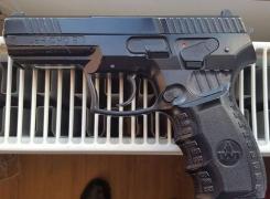 Un elev a venit cu un pistol la şcoală pentru a impresiona o fată! Jandarmii i-au găsit pe cei doi într-un restaurant