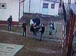 Un elev din Prahova a fost snopit în bătaie de fratele unei colege chiar în curtea şcolii (Imagini dramatice)