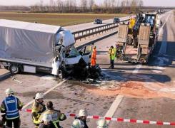 Un şofer român a făcut o pagubă de 100.000 de euro pentru că se uita la un film pe telefonul mobil (Foto)