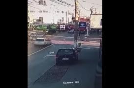 Un orădean a fost izbit de o mașină, pe trecerea de pietoni. Momentul impactului, surprins de camere