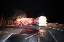 Accident groaznic în Buzău! Un TIR și un camion s-au izbit frontal, iar un Logan a fost prins între ele. O persoană a murit (Video)