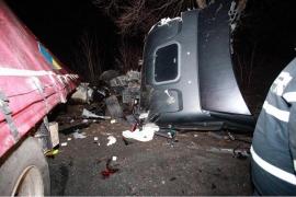 Un jandarm de 37 de ani, șeful postului din Sărata Monteoru, e șoferul decedat în urma accidentului de la Lipia. Mașina lui, prinsă între un TIR și autocisternă