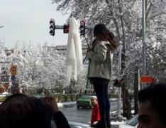 Proteste în Iran: Zeci de femei au fost arestate după ce şi-au ridicat vălul în public