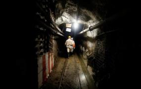 Aproximativ 1.000 de muncitori rămaşi blocaţi într-o mină de aur, în urma unei pene de curent