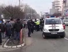 Bătaie la Târgu Jiu! Mascații au descins în forță, după ce un vânzător de parfumuri a fost agresat de un trecător (Video)