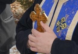 Preot din Tecuci, implicat într-o fraudă masivă. Patron de firmă, preotul câștiga bani din decontarea fictivă de servicii medicale de îngrijiri la domiciliu