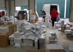 Caz incredibil în Vrancea! Au trimis în țară 5 kg de canabis cu o firmă de curierat. Traficanții, prinși când ridicau coletele