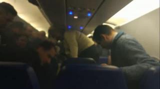 Incendiu într-un avion de pasageri, după ce un încărcător portabil de telefon a explodat