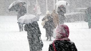 Alertă meteo de ultimă oră. Urmează 24 de ore de ninsori şi vânt puternic, în mai multe zone din ţară. Harta regiunilor afectate