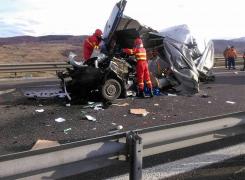 Accident devastator pe autostrada A1, între Sibiu şi Sebeş. O dubă a fost strivită de două TIR-uri (Foto)