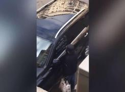 Cum s-a răzbunat un bătrân din Bucureşti după ce un 'şmecher' cu Mercedes i-a blocat locul de parcare (Video)