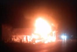 Tir cu ciocolata, în flăcări după ce s-a răsturnat pe un drum din Mureş. Focul uriaş a apris şi o casă (Video)