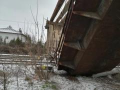 Incident grav în Gara de Vest din Ploiești! O pasarelă metalică de peste 4 tone s-a prăbușit peste liniile ferate (Video)