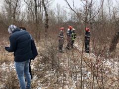 Tragedie în Dâmboviţa, în această dimineaţă. Un băiat de 16 ani, din Teiş, a fost găsit spânzurat într-o pădure din spatele casei