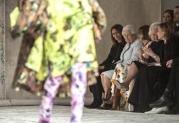 Regina Elisabeta a II-a, prima dată la Săptămâna Modei de la Londra. Colecţia preferată are căşti de biciclişti şi rochii din piele cu dresuri plasă (Video)