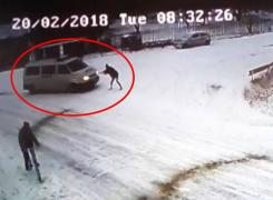 Momentul în care un bărbat este strivit într-un şanţ de o dubă a mascaţilor în Argeş (Video)