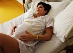 O mămică din Buzău a stat 20 de ore cu bebelușul mort în pântece după ce medicii au ignorat-o (Video)