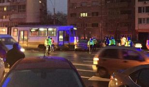 Val de accidente în Capitală. Maşină lovită de tramvai la Iancului, ciocnire violentă pe Podul Basarab (Foto)