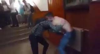 Bătaie cruntă între doi elevi, în timpul orelor de curs. Unul dintre ei a ajuns de urgenţă la spital, cu fractură de craniu