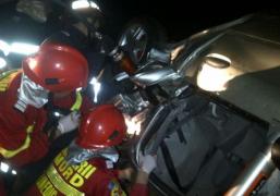 Accident violent în Buzău. Adolescenţi răniţi, după ce o şoferiţă s-a izbit cu maşina de copaci. Victima de la volan, încarcerată