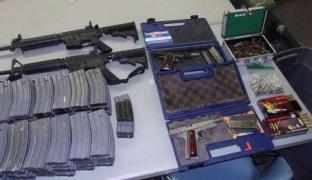 Arsenal cu puşti automate, găsit acasă la un elev care şi-a ameninţat liceul după masacru din Florida