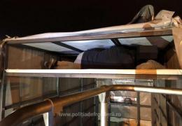 Migranţi din Irak şi Siria, înghesuiţi într-o remorcă pentru a trece ilegal vama Nădlac. Locul secret în care s-au ascuns