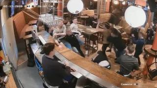 Bătaie generală filmată într-un bar. Scaunele au zburat ca proiectilele