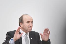 Zeci de manifestanţi s-au adunat, cu portocale, în faţa Ministerului Justiţiei, aşteptând anunţul privind revocarea lui Kovesi