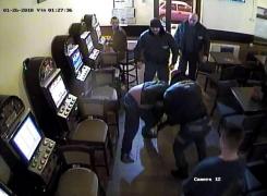 Bărbaţi rupţi în bătaie într-o sală de păcănele din Arad de agenţii de pază chemaţi să îi liniştească (Imagini dramatice)