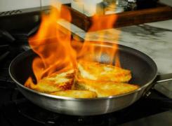 Un elev din Galaţi a ajuns la spital după ce a turnat spirt peste brânză şi i-a dat foc