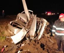 Accident groaznic în Ialomița! O mașină s-a încolăcit în jurul unui stâlp de electricitate, care s-a rupt. Se intervine pentru descarcerare (Foto)