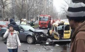 Accident violent, cu 5 maşini făcute praf, în Bucureşti. Echipele de urgenţă au intervenit